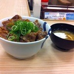 松屋 - 注文した厚切焼き牛めし。