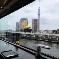 浅草むぎとろ 本店 - エレベーターで上がったところです。屋上ですが室内は冷房もきいてます。見晴らしも良いですよ。
