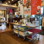 伊太利亭 - 店内（本日の座席より）ドリンクバー方向