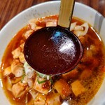 上海華龍 - 【2021.8.16(月)】マーボー刀削麺(並盛)880円のスープ