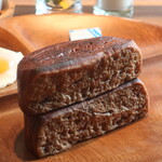 喫茶 タマヤ - チョコ味の低糖質パン断面アップ