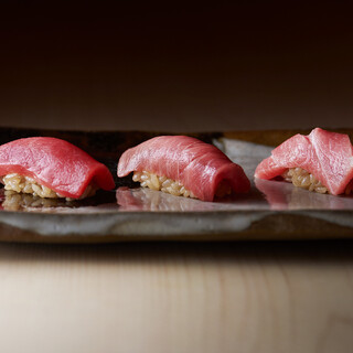 将严选食材通过细腻的工匠技艺升华至至福美味的江户前寿司