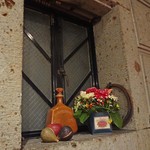 ビストロ・ダルブル・マルシェ - 大谷石の壁