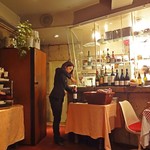 ビストロ・ダルブル・マルシェ - ガラスの向こうが厨房