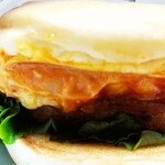 モスバーガー - マッケンチーズ&コロッケ　横からアップ