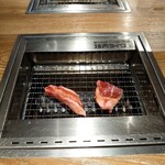 焼肉ライク - テーブルの無煙ロースターで、早速肉を焼いてみた！