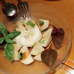 VINO - 料理写真:桃とモッツァレラのカプレーゼ