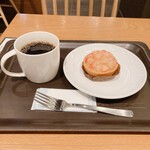 スターバックスコーヒー - ドリップコーヒーとピーチタルト