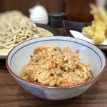 山茶花そば椿 - ◆かしわご飯・・お茶碗半分強程度。見た目よりお味が濃くなく、鶏肉が美味しい。ご飯は若干硬めの炊き上がり。