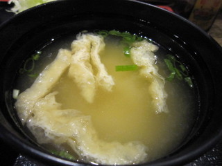 やきとり平助 - 豆腐と揚げのお味噌汁。

