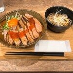 Torikamome - 炙り鴨丼 880円
                イクラのせ +280円、追加鴨肉 +380円、ミニ蕎麦に変更 +350円