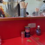 ラーメン二郎 - 卓上の様子。