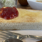 F - ジャムトーストは結構分厚くて良い。