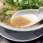 来来亭 - 背脂多めのスープ