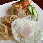 喫茶 アトリエ - 野菜サラダに目玉焼きに焼きうどん。