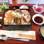 マルヤス - 豚角煮と刺身　大盛り