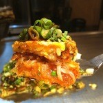 八昌 - ヘラで一口サイズに。イカ天がはみ出そう