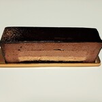 パティスリー ニジュウサン - 洗練されたエレガントなビジュアル♪お店で1番人気の3色のチョコムース、トロワ540円