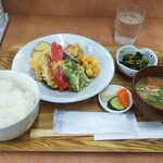 小さな食堂 ヒロ - 日替わり定食 天ぷら盛り合わせ定食 (税込)700円 (2021.08.17)