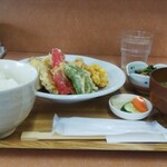 小さな食堂 ヒロ - 日替わり定食 天ぷら盛り合わせ定食 (税込)700円 ※角度を変えて (2021.08.17)