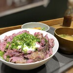 Akanikutoichibonodaniku - ◆頂いたのは数量限定の「和牛ローストビーフ切り落とし丼(1180円）」・・限定に釣られて選んだのですが、 ビジュアルを考えるとイチボロースト丼にすべきだったかと、少し反省。コレじゃ映えないよねと、心の声。(@@;) 混んでいたせいか、提供まで20分ほど。