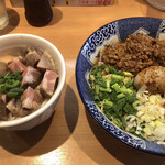 中華そば 虎桜 - まぜそば(730円) レア切り落としチャーシュー丼(230円)