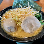 Yokohama Iekei Ramen Tsuru Noya - 豚骨醤油ラーメン白髪ネギ味玉トッピング