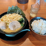 Yokohama Iekei Ramen Tsuru Noya - 豚骨醤油ラーメン白髪ネギ味玉トッピング、ライス