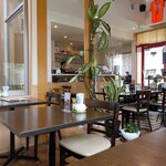 Kinds cafe - 店内　グリーン多め