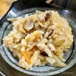 Sumibi Yakitori Chabo - 釜めしを取り皿に。