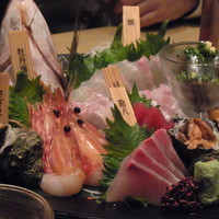 和食 鮨 日本酒 銀波 銀座店 - 最近はお魚にこうやって名札つけてるところが多いですよね、特にこういう宴会系の店