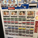 煮干らーめん 川むら - 券売機！色んな方のシールが貼ってます！
            
            他の場所には有名店の店主さんシールが！
            
            オランダ軒さん、煮干乱舞さん、大宮のなかむら
            
            さんと…すごいです！