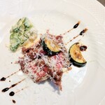 La Brianza - 岩手県産和牛ブレザオラクミン効かせたサラダ。味わいやさしいブレザオラにコクあるバルサミコソースやトッピングのチーズもいい感じ、クミンの効いたきゅうりのサラダシャキシャキ♪ お口直しに素敵な美味しさ☆