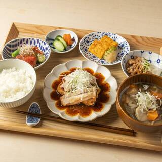 平日はランチも営業。自家精米ごはんと選べるおかず御膳