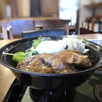 白金台所 茶わんむし 下釜 - ◆にく丼・・ご飯にはお肉だけでなく、卯の花も盛られてていました。