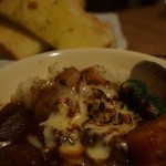 煮込みと惣菜 かん乃 - 牛スジデミチーズ焼きメシトースト