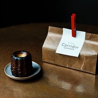 毎日店内で一つひとつ焼き上げる手作りカヌレ