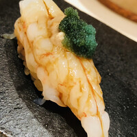 鮨 こしかわ - 増毛産のボタンエビ。頭の味噌と卵のせ