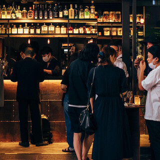 夜はこだわりの音楽とともにお酒と楽しむバーとして