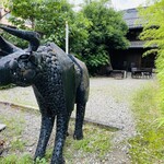 飛騨牛グリルばくろ - 飛騨牛の置物。