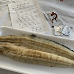 白藤養魚 - 今回いただいたのは3,100円の品
かなりの大ぶり！かつ、脂ののりがすごいんです
自分でタレ焼きにしても、そのままわさびやにんにく醤油でもましてや天ぷらでもOKと書いてあります。