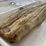 白藤養魚 - 大きさの比較対象がなくてすいません
かなりの厚みと甘みのある脂
1人で1尾食べるとかなり重量感はあります
今回はわさび醤油でいただきました