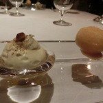 ラ・ベ - アミューズは、レモン風味のアーティチョークのムース、甘鯛のベニエだ。