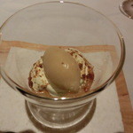 ラ・ベ - 口休めはキャラメル風味のソルベだ、塩と黒糖パウダーがアクセント