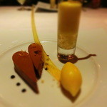 ラ・ベ - デセールは柔らかなクリスピーチョコレート、オレンジソルベ、生姜を効かせたオレンジソーダのヴェリーヌだ