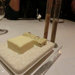 ラ・ベ - 左が無塩バター、右は海藻入り有塩バター、岩塩２種と。