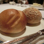 ラ・ベ - バターロールと硬めのパン
