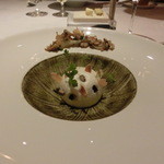 ラ・ベ - 百合根のグルーテは、まずトリュフのムースとサザエのポッシュがサーブされる