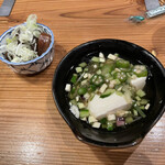 Sendai Eki Mae Guzura Mozura - お通し奥の小鉢は、鮫の心臓の煮込み