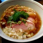 麺や 虎徹 - 地鶏中華そば「醤油」830円+窯焼きチャーシュー220円
